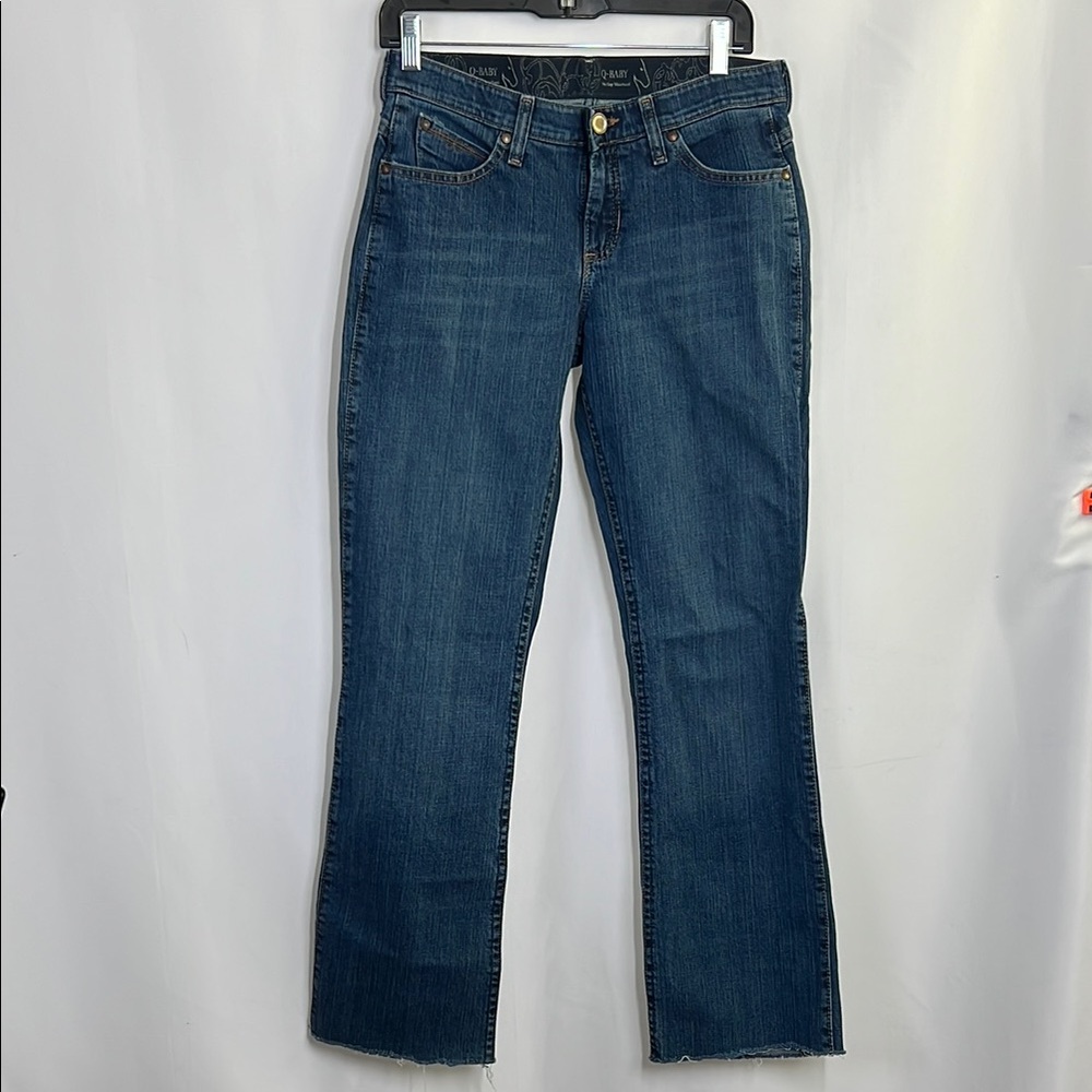 Classic Blue Women's Jeans fit and flare with taper waist to avoid a waist gap